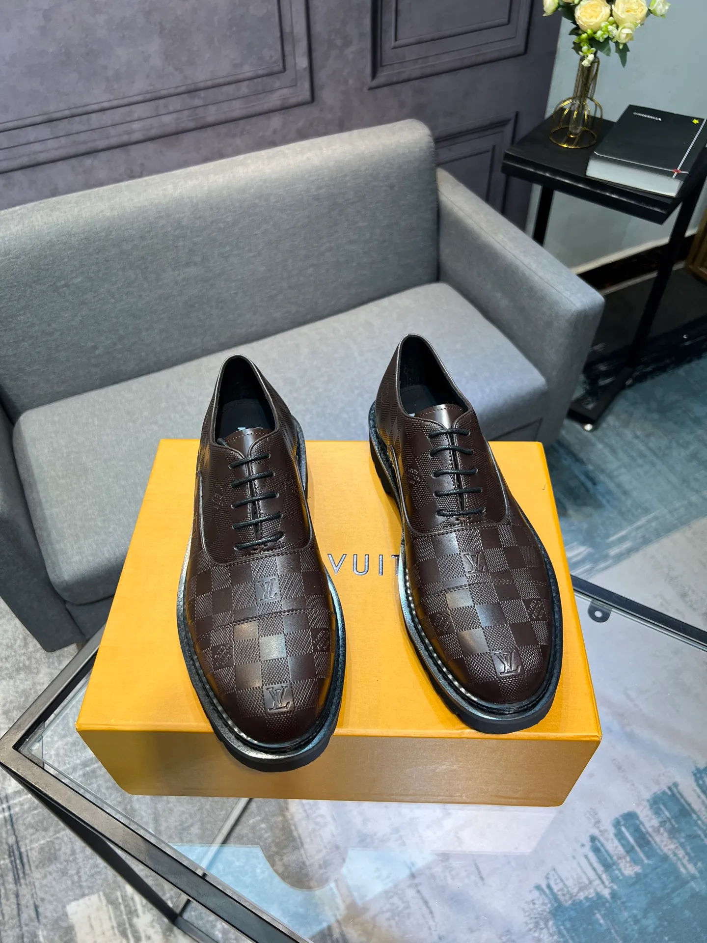 Men's shoes 💰820 [LV] - High-end quality - Upper: 🔝 tumbled cowhide, Nappa cowhide, brand logo sewn on shoe body - Lining: cowhide, foot pads; water-dyed cowhide - Outsole: TPR·rubber foam; two-color molded outsole -Super high quality control·Fine workmanship: highlighted (high-end·luxury·grade) -Size: 39-44 (38 45 can be customized)
